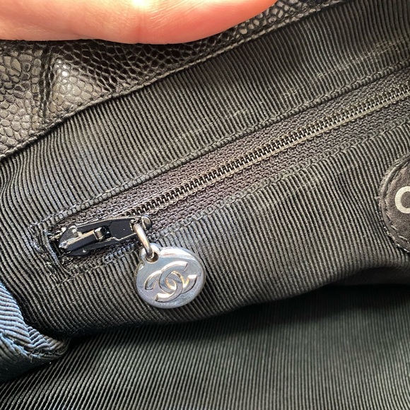 Authentic vintage Chanel caviar CC logo chain shoulder bag - Picture 14 of 16